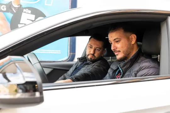 Fahrlehrer mit Fahrschüler im Fahrschulauto